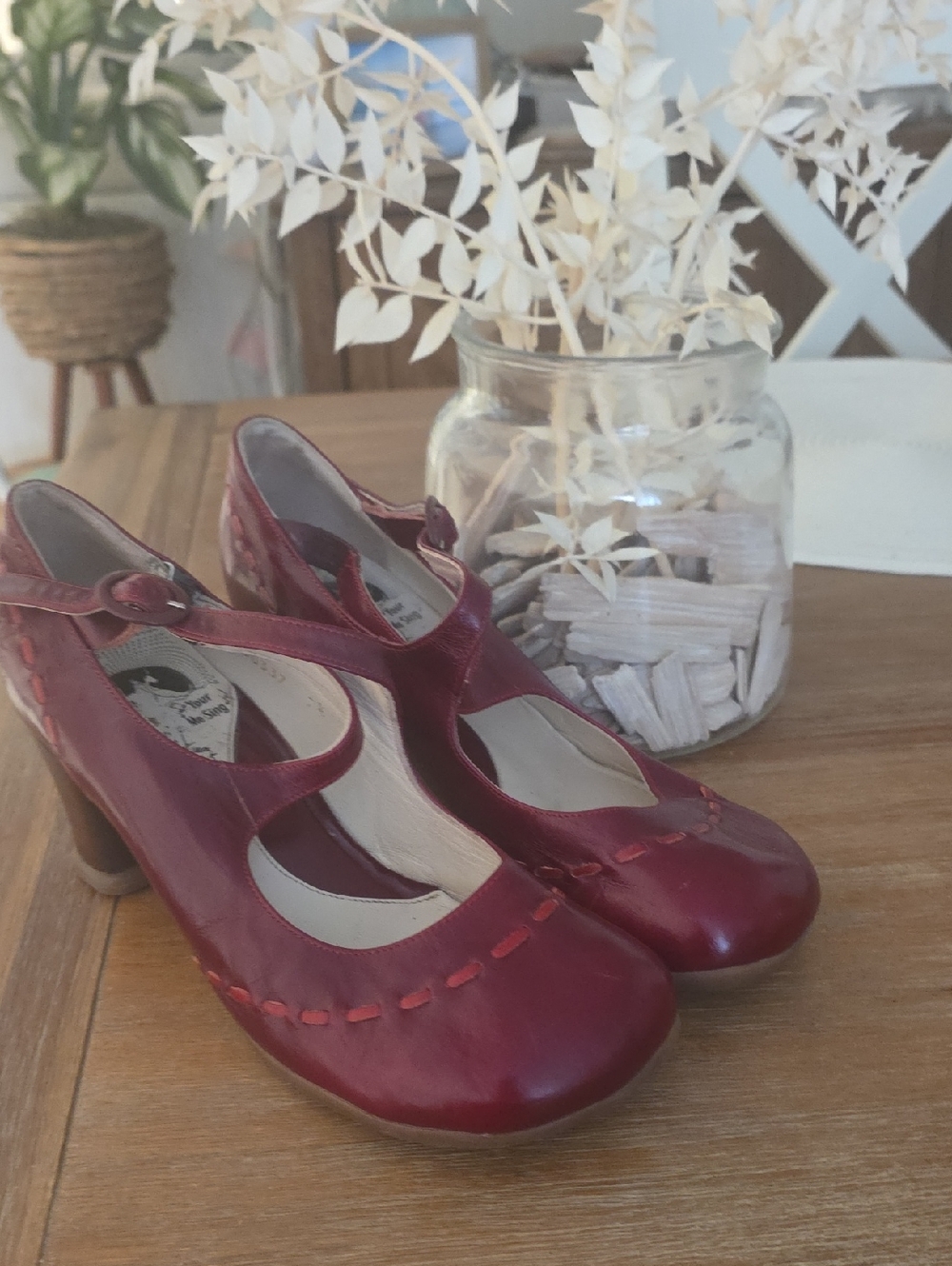 John Fluevog Burgundy Mary Jane Heels Style #8760337. "Hey MINSTREL"